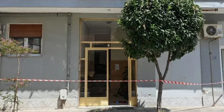Ενώπιον του ανακριτή οδηγείται σήμερα στις 10 το πρωί ο 40χρονος δράστης της δολοφονίας της 36χρονης συζύγου του, προκειμένου να απολογηθεί. Στο Δικαστικό Μέγαρο Βόλου έχουν ληφθεί ισχυρά μέτρα προστασίας . Ο 40χρονος αντιμετωπίζει την κατηγορία της ανθρωποκτονίας από πρόθεση σε βάρος μέλους της οικογένειάς του, στο πλαίσιο ενδοοικογενειακής βίας.