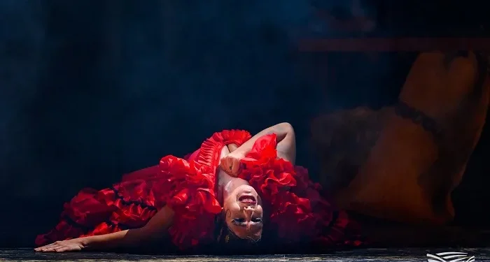 Οι σολίστ του συγκροτήματος Barcelona Flamenco Ballet παρουσιάζουν μια σύγχρονη Carmen