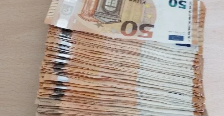 Με τη μέθοδο της τηλεφωνικής απάτης σπείρα εξαπάτησε δύο ηλικιωμένους σε περιοχές της Φλώρινας, έναν 87χρονο άνδρα και μια 85χρονη γυναίκα, αποσπώντας τους συνολικά το χρηματικό ποσό των 32.410 ευρώ.