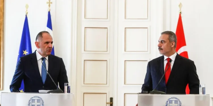 ” Η Ελλάδα ούτε φοβικά σύνδρομα έχει, ούτε προσδιορίζεται σε αναφορά με την Τουρκία” σημειώνει ο Έλληνας ΥΠΕΞ Γιώργος  Γεραπετρίτης σε απάντηση προς τις προκλητικές δηλώσεις του Τούρκου ομολόγου του Χακάν Φιντάν .