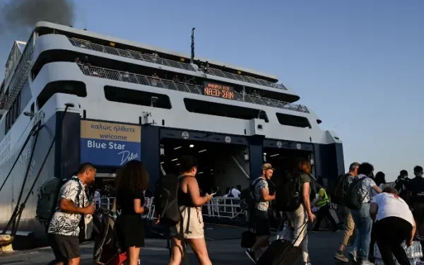 Σε εξέλιξη η μεγάλη έξοδος του Αυγούστου – Αδειάζουν οι πόλεις, γεμίζουν οι παραλίες