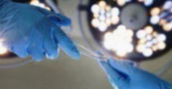 Ένας 37χρονος άνδρας που νοσηλευόταν στη ΜΕΘ του Βενιζέλειου Νοσοκομείου Ηρακλείου, χάρισε ζωή με τον θάνατο του. Η διαδικασία δωρεάς οργάνων και ιστών ολοκληρώθηκε με επιτυχία χθες Παρασκευή. Σύμφωνα με ανακοίνωση του νοσοκομείου, έγινε δωρεά πνευμόνων, ήπατος, νεφρών και κερατοειδών από τον 37χρονο δότη. Ένας 37χρονος άνδρας που νοσηλευόταν στη ΜΕΘ του Βενιζέλειου Νοσοκομείου Ηρακλείου, χάρισε ζωή με τον θάνατο του. Η διαδικασία δωρεάς οργάνων και ιστών ολοκληρώθηκε με επιτυχία χθες Παρασκευή. Σύμφωνα με ανακοίνωση του νοσοκομείου, έγινε δωρεά πνευμόνων, ήπατος, νεφρών και κερατοειδών από τον 37χρονο δότη.