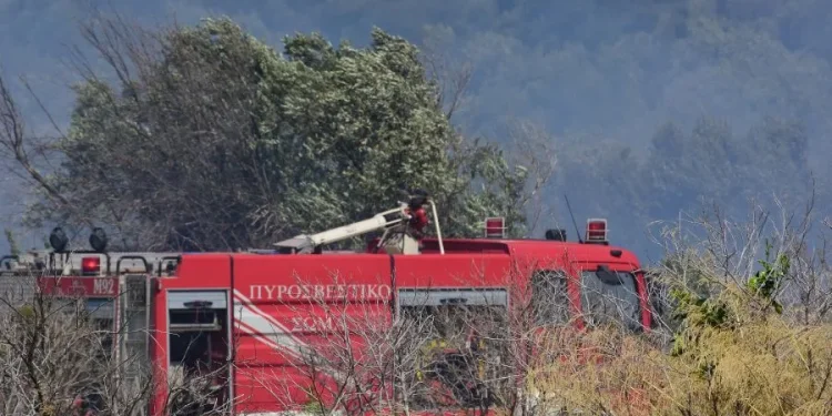 Έσβησε η πυρκαγιά σε χαμηλή βλάστηση στον Κουβαρά Αττικής