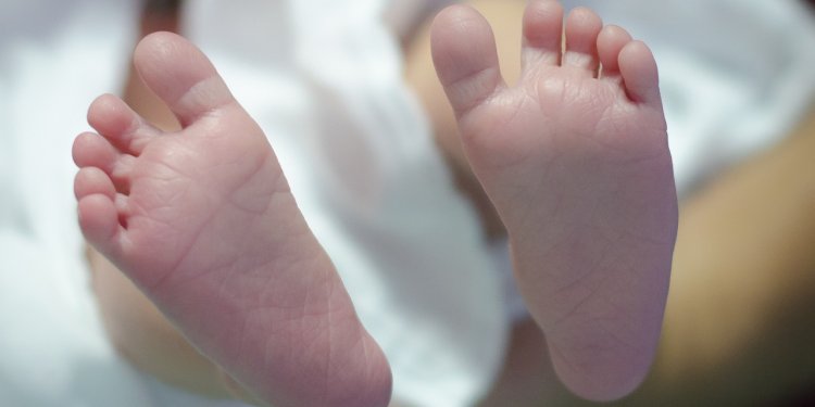 Χανιά: Βρέφος 2 μηνών βρέθηκε νεκρό σε δωμάτιο ξενοδοχείου – Συνελήφθησαν οι γονείς του