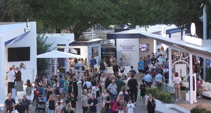 Με τον καλύτερο τρόπο άνοιξε η επετειακή 89η ΔΕΘ, καθώς το Σαββατοκύριακο η προσέλευση των επισκεπτών ήταν εντυπωσιακή. Μάλιστα, χθες, εκτός από την… έκλειψη της σελήνης, μπορούσε να δει κανείς στον ουρανό της Θεσσαλονίκης το Light Drone Show με φωτεινά μηνύματα για τα 100 χρόνια της ΔΕΘ-HELEXPO. Με τον καλύτερο τρόπο άνοιξε η επετειακή 89η ΔΕΘ, καθώς το Σαββατοκύριακο η προσέλευση των επισκεπτών ήταν εντυπωσιακή. Μάλιστα, χθες, εκτός από την… έκλειψη της σελήνης, μπορούσε να δει κανείς στον ουρανό της Θεσσαλονίκης το Light Drone Show με φωτεινά μηνύματα για τα 100 χρόνια της ΔΕΘ-HELEXPO.