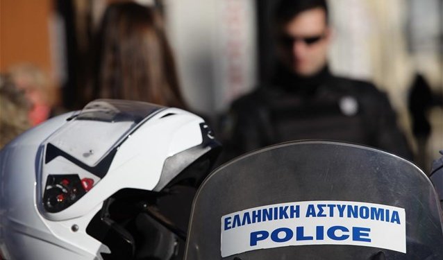 Συνελήφθησαν οι 5 εμπλεκόμενοι στο επεισόδιο που σημειώθηκε χθες το απόγευμα μπροστά στο μνημείο του Άγνωστου Στρατιώτη στο Σύνταγμα.