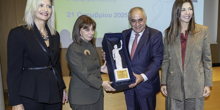 Παλι ολοι οι προβολείς στον Γιάννη Χατζηθεοδοσιου με την λαμπερή εκδήλωση του Ε.Ε.Α. για τις “Γυναίκες με Όραμα”