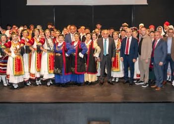 Ο Χατζηθεοδοσιου κανει την διαφορά -100 λεπτά παράδοσης για τα 100 χρόνια του Ε.Ε.Α. – Μια μεγαλειώδης μουσικοχορευτική γιορτή στο Περιστέρι με 140 χορευτές και μουσικές από κάθε γωνιά της Ελλάδας