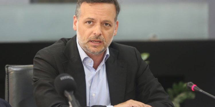 Να αναλάβουν όλοι τις ευθύνες τους