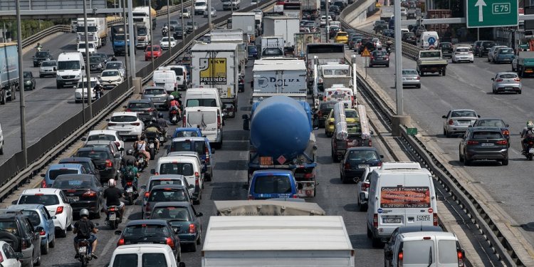 Στο «κόκκινο» το κέντρο της Αθήνας και ο Κηφισός – Καθυστερήσεις στην Αττική Οδό