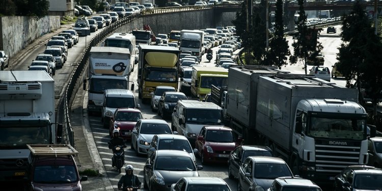 Ουρές χιλιομέτρων στην κάθοδο του Κηφισού