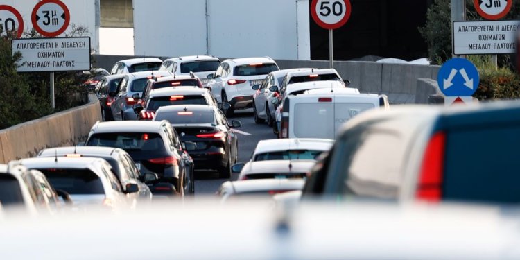 Καθυστερήσεις έως και 45΄στην Αττική οδό λόγω τροχαίου – Προβλήματα στην λεωφόρο Αθηνών προς Κηφισό