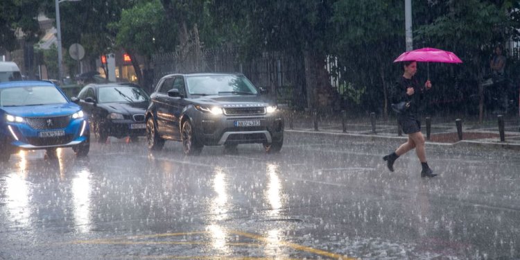 Δυνατή μπόρα έπληξε την Αθήνα – Πού θα βρέξει τις επόμενες ώρες Δυνατή μπόρα έπληξε την Αθήνα – Πού θα βρέξει τις επόμενες ώρες