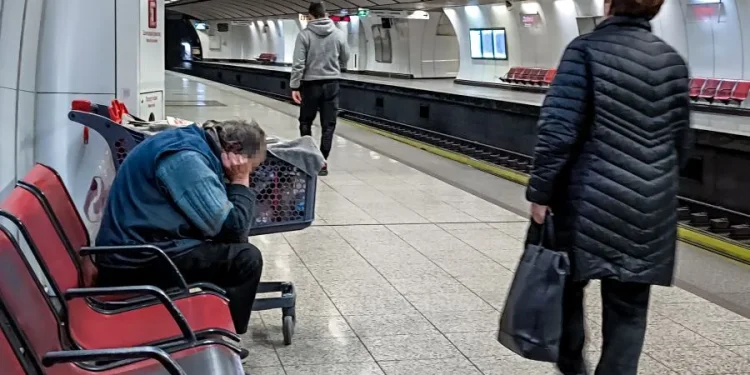 Ένας στους τέσσερις Έλληνες σε κίνδυνο φτώχειας