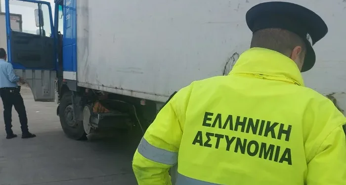 Μετέφερε παράνομα δέκα Κινέζους σε καρότσα φορτηγού ανάμεσα σε παλέτες με εμπόρευμα