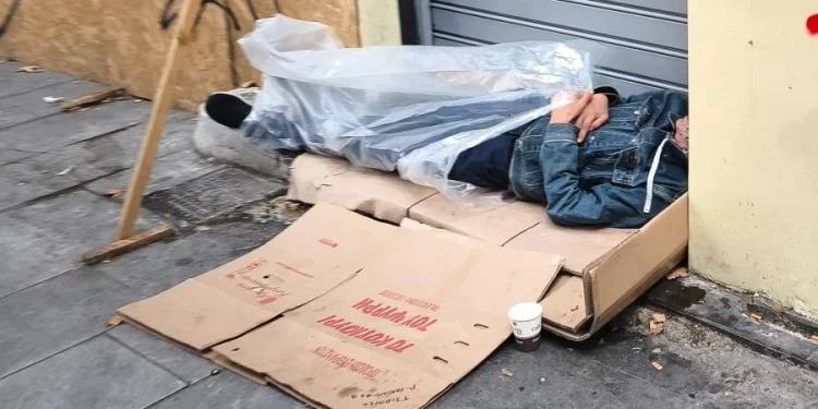 Δίπλα στους άστεγους για να καταμετρήσει τις ανάγκες τους Δίπλα στους άστεγους για να καταμετρήσει τις ανάγκες τους