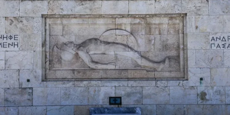 Το Μνημείο του Άγνωστου Στρατιώτη πρέπει να είναι ανοιχτό στον λαό