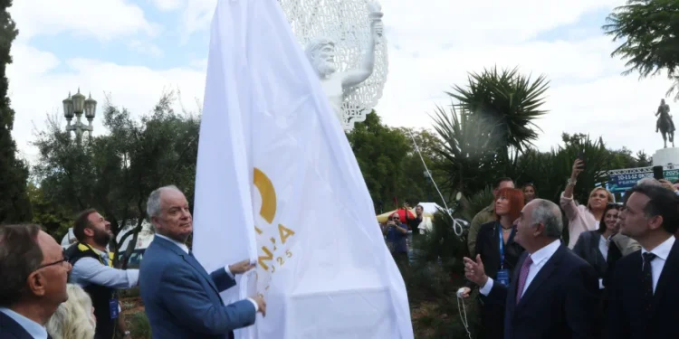 Κάποιες αλήθειες για τον άγαλμα του Προμηθέα που “αγκάλιασαν” αμέσως οι μικρομεσαίοι και όχι μόνο γιατί τους τιμα Κάποιες αλήθειες για τον άγαλμα του Προμηθέα που “αγκάλιασαν” αμέσως οι μικρομεσαίοι και όχι μόνο γιατί τους τιμα