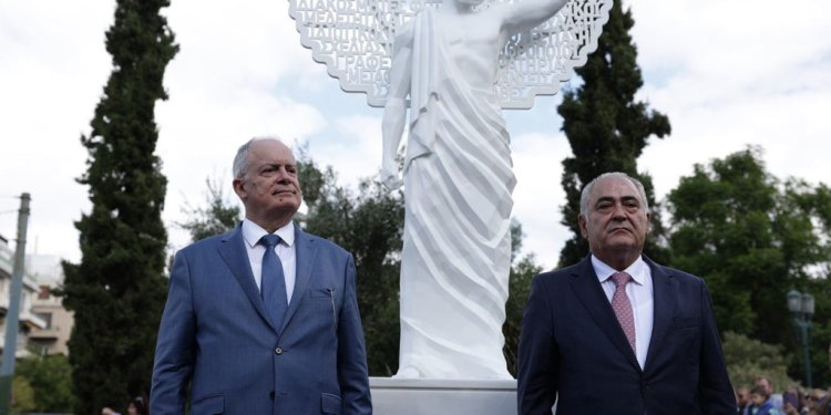 Αποκαλυπτήρια του πρώτου αγάλματος αφιερωμένου στους μικρομεσαίους από τον Πρόεδρο της Δημοκρατίας»