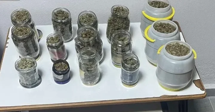 Περίπου 3 κιλά κάνναβη και μικροποσότητες ηρωίνης και κοκαΐνης, κατασχέθηκαν από αστυνομικούς στην Πέλλα