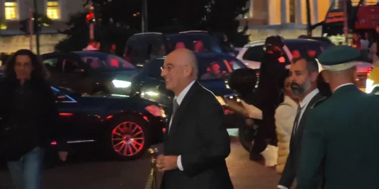 «Βαθύ Ρήγμα» Δένδια για τον Άγνωστο Στρατιώτη: «Δεν είναι αντικείμενο άσκησης πολιτικής» – «Όσοι έχουν την αρμοδιότητα θα κάνουν όσα προβλέπονται» απαντά η κυβέρνηση