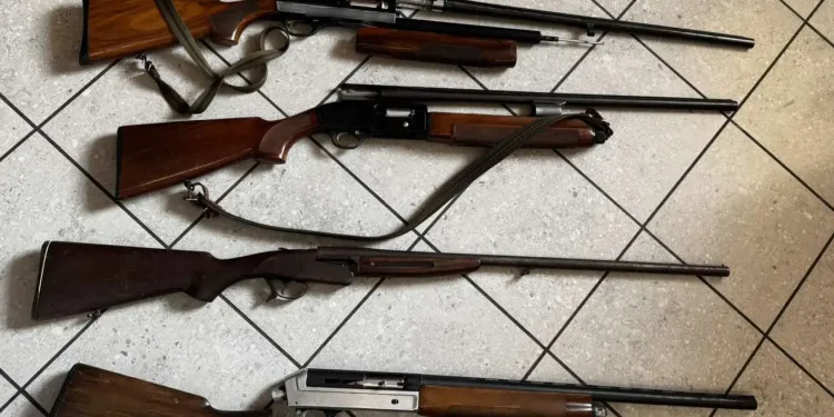 Ολόκληρο οπλοστάσιο βρέθηκε στο σπίτι 17χρονου στην Ελευσίνα Ολόκληρο οπλοστάσιο βρέθηκε στο σπίτι 17χρονου στην Ελευσίνα