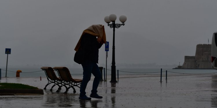Σε εξέλιξη η κακοκαιρία στο μεγαλύτερο μέρος της χώρας – Χωρίς ιδιαίτερα προβλήματα η Αττική – Τι προβλέπεται για τις επόμενες ώρες