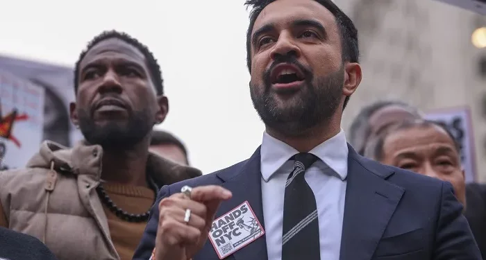 Ο Τραμπ απειλεί τη Νέα Υόρκη με περικοπή κονδυλίων αν ο Μαμντάνι κερδίσει τις εκλογές Ο Τραμπ απειλεί τη Νέα Υόρκη με περικοπή κονδυλίων αν ο Μαμντάνι κερδίσει τις εκλογές