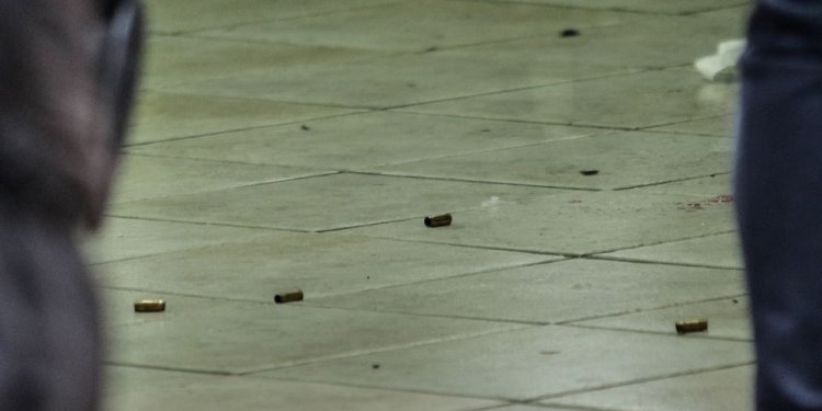 Πυροβόλησαν 14 φορές μεζονέτα επιχειρηματία και άφησαν μαύρο στεφάνι στην είσοδο
