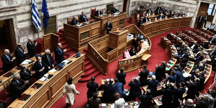 Ενός λεπτού σιγή στη μνήμη των θυμάτων και των αγωνιστών του Πολυτεχνείου τήρησε η Βουλή Ενός λεπτού σιγή στη μνήμη των θυμάτων και των αγωνιστών του Πολυτεχνείου τήρησε η Βουλή