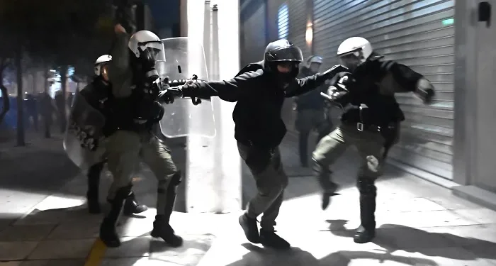 Πέντε συλλήψεις σε επεισόδια στο κέντρο της Αθήνας