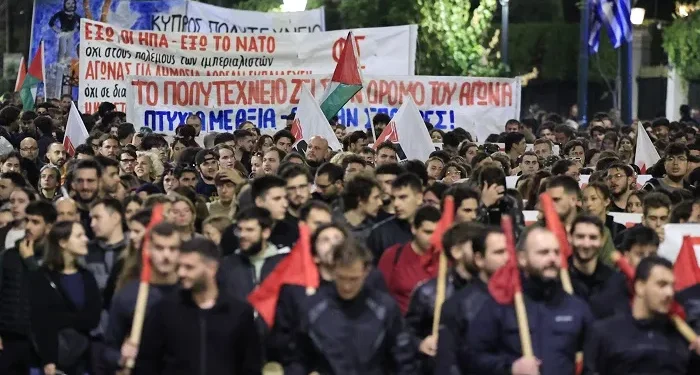 Μαζική συμμετοχή στην πορεία για την 52η επέτειο του Πολυτεχνείου – Πάνω από 15.000 διαδηλωτές εκτιμά η ΕΛΑΣ