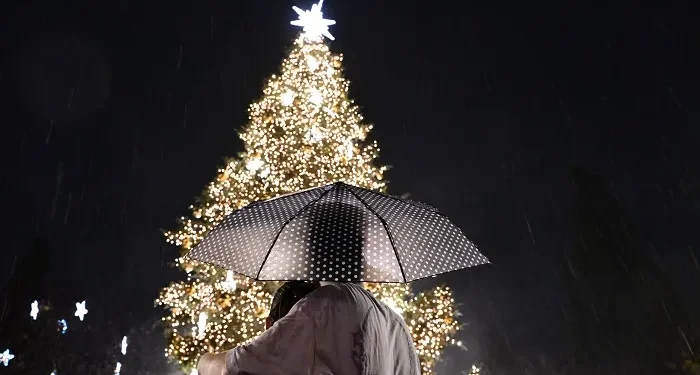 Η Αθήνα φόρεσε τα γιορτινά της – «Άναψε» το χριστουγεννιάτικο δέντρο στο Σύνταγμα Η Αθήνα φόρεσε τα γιορτινά της – «Άναψε» το χριστουγεννιάτικο δέντρο στο Σύνταγμα