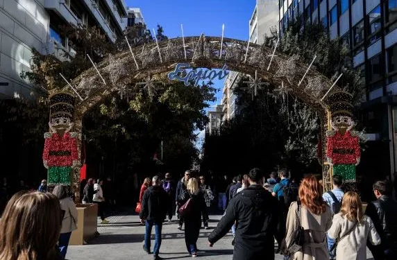Σε γιορτινούς ρυθμούς και όμορφα στολισμένη χτυπάει η καρδιά της πόλης στην Αθήνα
