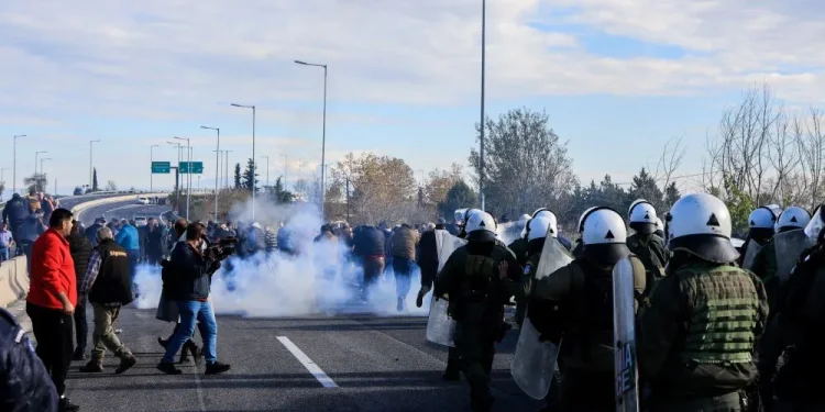 Στα δύο κομμένη η χώρα – Επεισόδια και συλλήψεις