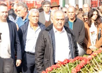 Ο Γιάννης Χατζηθεοδοσιου επικεφαλής αντιπροσωπείας του ΕΕΑ τίμησε χωρίς τυμπανοκρουσίες , διακριτικά το πολυτεχνείο