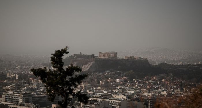 Αίθριος με αραιές νεφώσεις, νοτιάδες και αφρικανική σκόνη Αίθριος με αραιές νεφώσεις, νοτιάδες και αφρικανική σκόνη