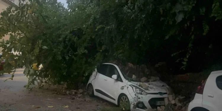 Καταιγίδες πλήττουν το νησί – Κατέρρευσε τοιχίο και καταπλάκωσε αυτοκίνητα Καταιγίδες πλήττουν το νησί – Κατέρρευσε τοιχίο και καταπλάκωσε αυτοκίνητα