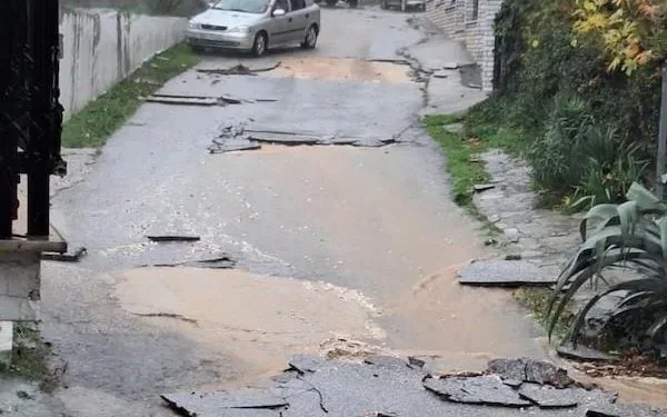 Μεγάλες καταστροφές στη Θάσο – Δρόμοι ξηλώθηκαν, αυτοκίνητα παρασύρθηκαν