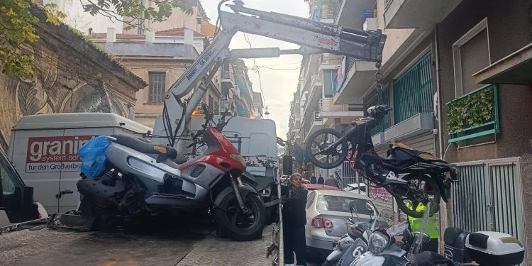 Ο Δήμος Αθηναίων καθαρίζει την πόλη από τα παράνομα παρατημένα δίκυκλα Ο Δήμος Αθηναίων καθαρίζει την πόλη από τα παράνομα παρατημένα δίκυκλα