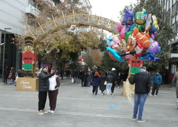 Παρά το τσουχτερό κρύο πλήθος κόσμου κατέκλυσε το εμπορικό τρίγωνο για τα τελευταία ψώνια