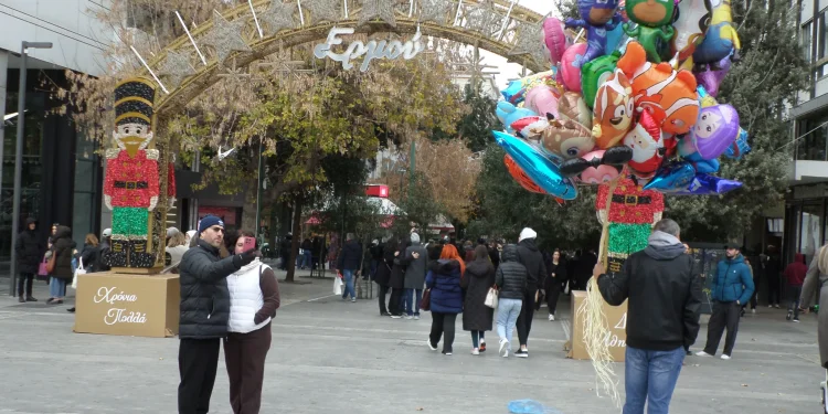 Παρά το τσουχτερό κρύο πλήθος κόσμου κατέκλυσε το εμπορικό τρίγωνο για τα τελευταία ψώνια