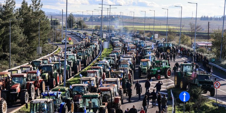 Κλιμακώνουν τις κινητοποιήσεις τους – Πάνω από 5.000 τρακτέρ στους δρόμους