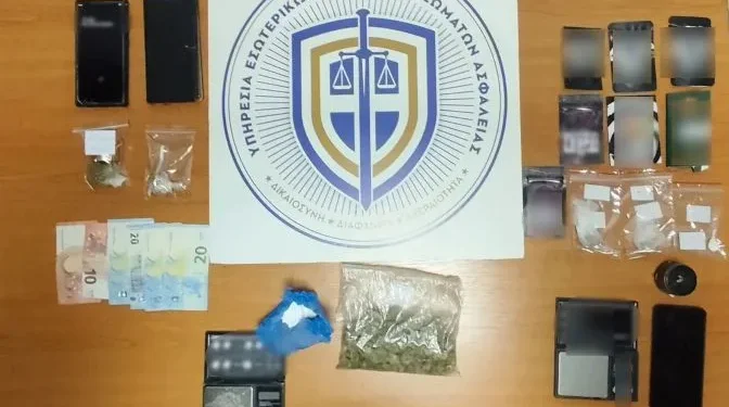 Συνελήφθη πυροσβέστης μαζί με άλλα δύο άτομα για κατοχή και διακίνηση ναρκωτικών