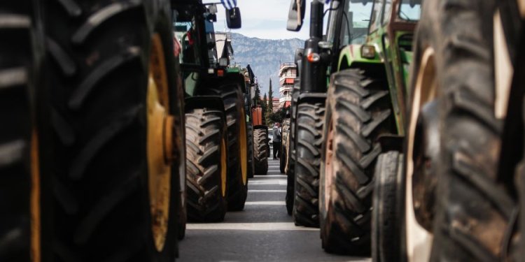 Αποφασισμένοι για πιο δυναμικές κινητοποιήσεις αν δεν ικανοποιηθούν τα αιτήματά τους – Πάνω από 50 τα μπλόκα σε όλη τη χώρα Αποφασισμένοι για πιο δυναμικές κινητοποιήσεις αν δεν ικανοποιηθούν τα αιτήματά τους – Πάνω από 50 τα μπλόκα σε όλη τη χώρα