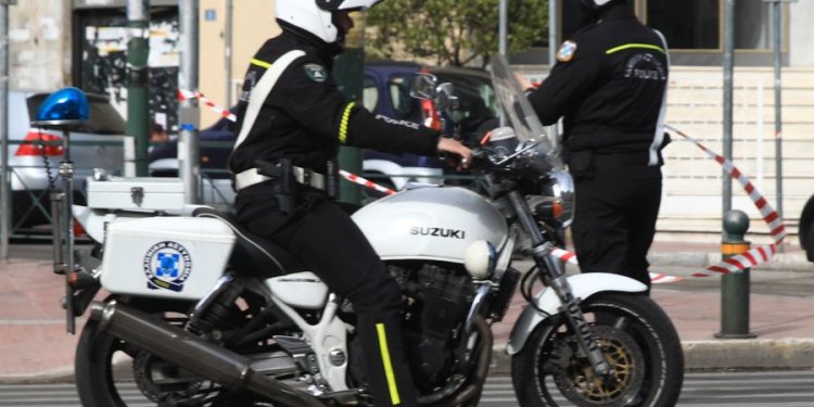 Συνελήφθη 16χρονος “μοτοσικλετιστής” και ο πατέρας του – Πρόστιμα άνω των 11.000 ευρώ Συνελήφθη 16χρονος “μοτοσικλετιστής” και ο πατέρας του – Πρόστιμα άνω των 11.000 ευρώ