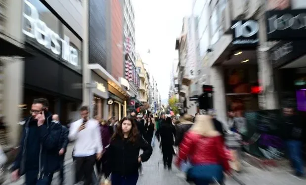 Βόλτα στα μαγαζιά με άδεια χέρια οι Αθηναίοι