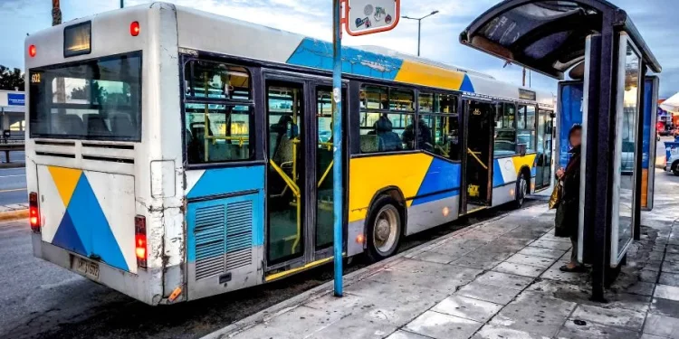 Οδηγός ΙΧ χτύπησε οδηγό λεωφορείου για τροχονομική παράβαση