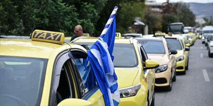 Παρατείνεται μέχρι αύριο η απεργία των ταξί στην Αττική Παρατείνεται μέχρι αύριο η απεργία των ταξί στην Αττική
