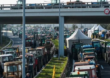 Ενισχύονται τα μπλόκα των αγροτών – Σήμερα στη Λάρισα η δίκη των δύο συλληφθέντων στα επεισόδια της Κυριακής